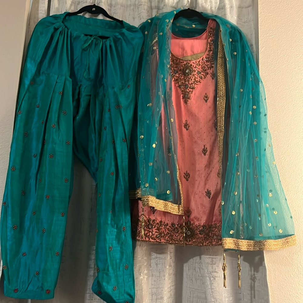 Tunic, pants, dupatta. M/L